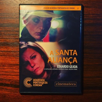 Caixa de DVD do filme A Santa Aliança com capa em tons escuros e laranja