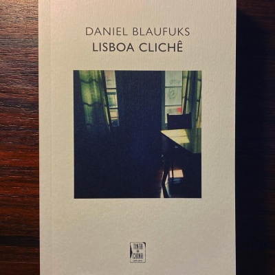 Capa do livro 'Lisboa Cliché' de Daniel Blaufuks com fotografia e selo editorial