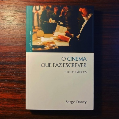 Capa de livro 'O CINEMA QUE FAZ ESCREVER - TEXTOS CRÍTICOS' de Serge Daney