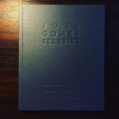 Livro de capa dura azul escuro com texto em relevo