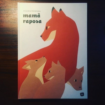 Capa do livro 'mamã raposa' com ilustração de raposas em tons vermelhos e castanhos.