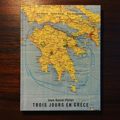 Capa de livro com mapa da Grécia e texto 'TROIS JOURS EN GRÈCE'