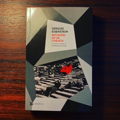 Capa do livro Reflexões de um cineasta de Serguei Eisenstein, com padrão geométrico e imagem em preto e branco com destaque vermelho