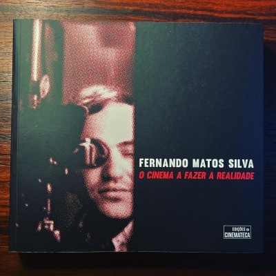 Capa de livro FERNANDO MATOS SILVA O CINEMA A FAZER A REALIDADE sobre fundo de madeira