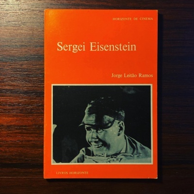 Capa vermelha do livro Sergei Eisenstein com foto preto e branco de homem com chapéu
