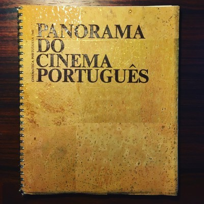 Livro amarelo envelhecido com título Panorama do Cinema Português em capa