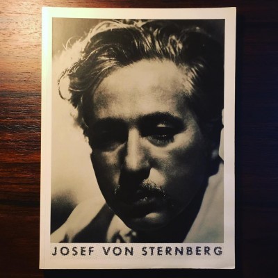 Fotografia a preto e branco de Josef von Sternberg com texto impresso na parte inferior.