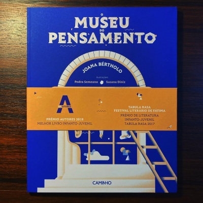 Capa do livro Museu do Pensamento em azul com faixa laranja
