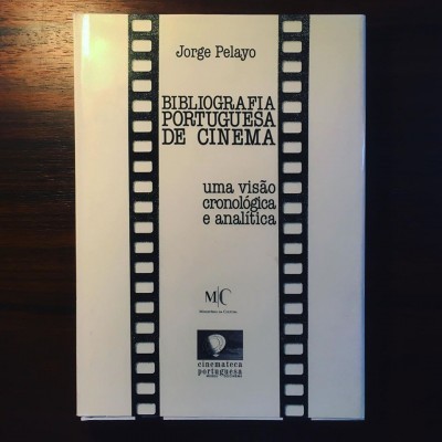 Capa branca de livro sobre cinema com bordas pretas em padrão de filme fotográfico