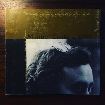 Capa de livro com fotografia em preto e branco de um homem e texto sobre cinema documental