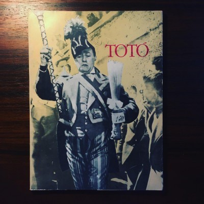 Capa com homem em uniforme tradicional e texto TOTO