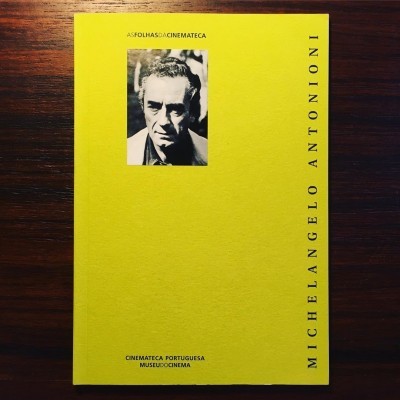 Livro com capa amarela e fotografia a preto e branco de homem, texto sobre cineasta Michelangelo Antonioni