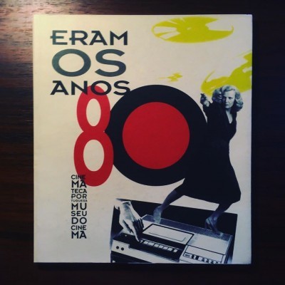 Capa de livro ERAM OS ANOS 80 com elementos gráficos e fotografia em preto e branco