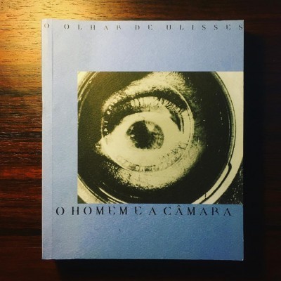 Livro com capa azul e imagem de olho em preto e branco