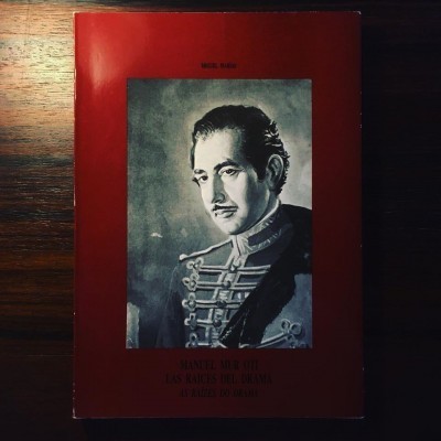 Capa de livro vermelha com retrato a preto e branco de homem em uniforme militar e texto em espanhol.