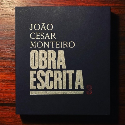 Livro preto com texto dourado e vermelho