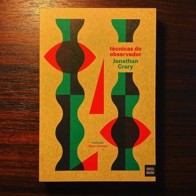 Livro 'técnicas do observador' com capa castanha e gráficos em verde, vermelho e preto