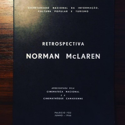 Capa preta de livro com texto branco sobre retrospectiva Norman McLaren