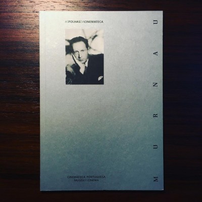 Brochura cinzenta com foto de homem e texto ASFOLHAS DA CINEMATECA e MURNAU