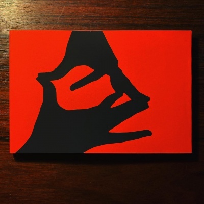 Quadro vermelho com silhueta preta de mãos a formar círculo