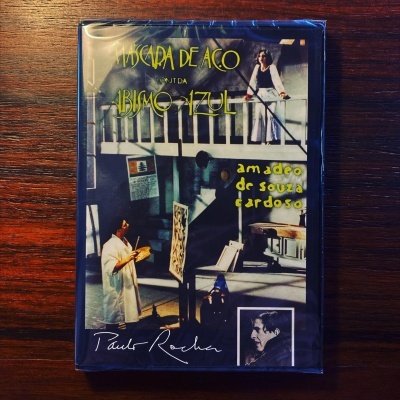 Capa de cassete com imagem de artistas em estúdio e texto em português