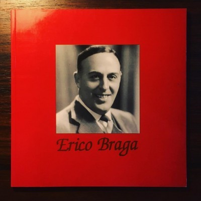 Capa vermelha de livro com foto preto e branco de um homem e nome Erico Braga