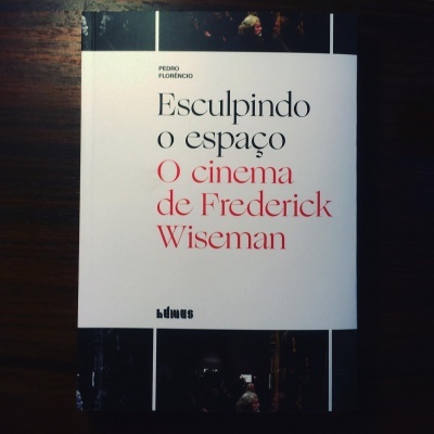 Capa de livro branca e preta 'Esculpindo o espaço O cinema de Frederick Wiseman'