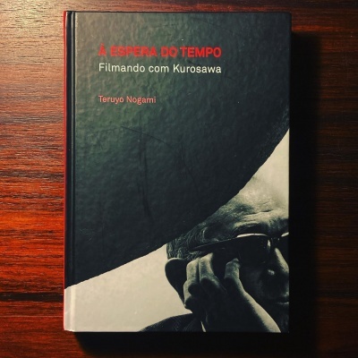 Livro 'À ESPERA DO TEMPO Filmando com Kurosawa' de Teruyo Nogami sobre mesa de madeira