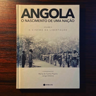 Capa de livro com fotografia a preto e branco de pessoas alinhadas e texto de título e coordenação em português
