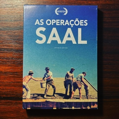 Caixa de DVD azul com trabalhadores a construir e texto AS OPERAÇÕES SAAL.
