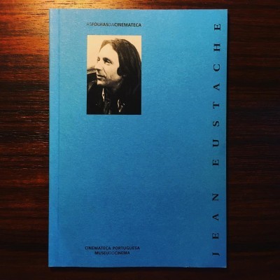 Livro azul com fotografia a preto e branco de um homem e texto relacionado com Cinemateca Portuguesa