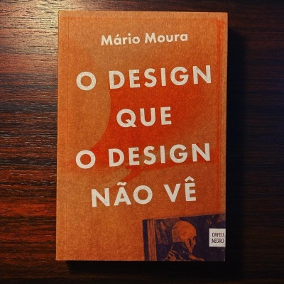 Capa de livro castanha com título em branco 'O DESIGN QUE O DESIGN NÃO VÊ'