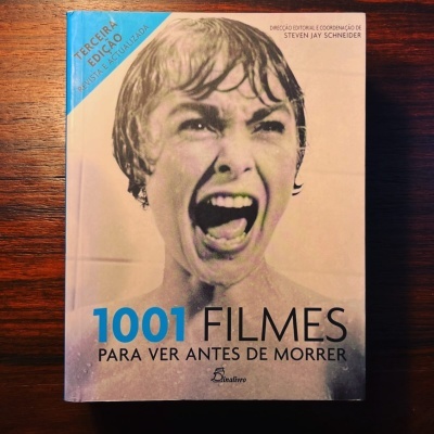 Capa de livro '1001 FILMES PARA VER ANTES DE MORRER' com foto em preto e branco de atriz gritando