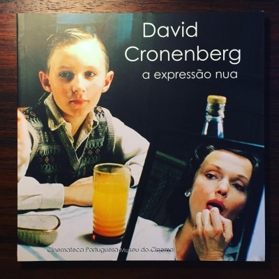 Capa de livro com imagem de rapaz, copo e mulher aplicando batom