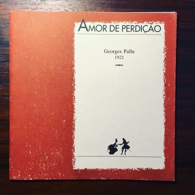 Capa de livro vermelho com texto e silhuetas em branco central