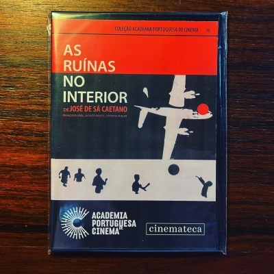 Capa de livro com avião, pessoas e texto em vermelho e preto