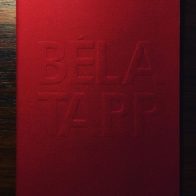 Livro vermelho com texto em relevo 'BÉLA TÁPP' na capa