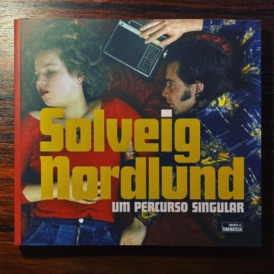 Capa de livro com duas pessoas deitadas e texto Solveig Nordlund UM PERCURSO SINGULAR