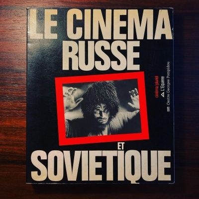 Capa de livro 'LE CINEMA RUSSE ET SOVIETIQUE' com foto e texto em cores preta, bege e vermelho