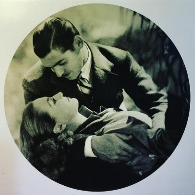 Fotografia a preto e branco de casal em pose dramática