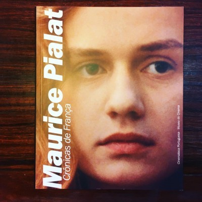 Capa de livro com retrato e título Maurice Pialat Crónicas de França