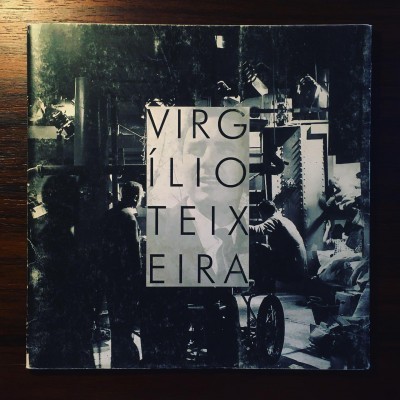 Livro com capa preta e branca com texto VIRGÍLIO TEIXEIRA