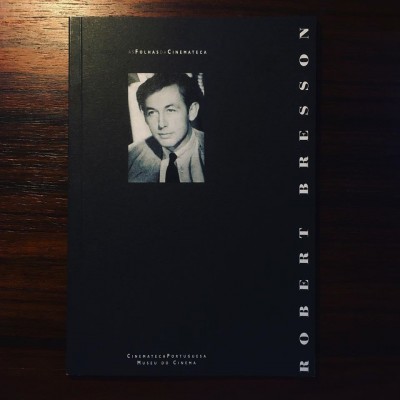 Livro de capa preta com foto a preto e branco de homem e texto ROBERT BRESSON
