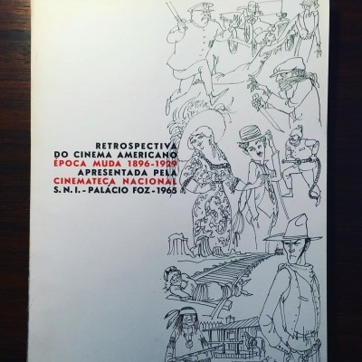 Cartaz com texto em português e ilustrações a tinta preta de figuras em trajes históricos.