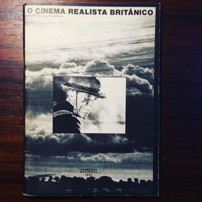 Capa de DVD ou livro em preto e branco com homem de capacete e céu nublado