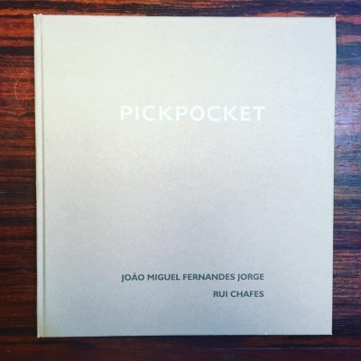 Capa de livro bege claro com título PICKPOCKET em branco e nomes dos autores em preto