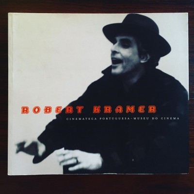 Livro preto e branco com texto 