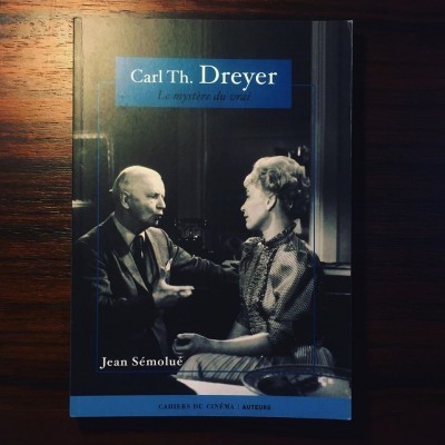 Capa de livro com imagem a preto e branco de duas pessoas e textos relacionados a Carl Th. Dreyer
