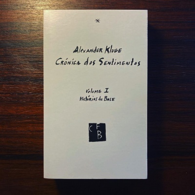 Capa de livro branca com texto manuscrito preto e logotipo CFB