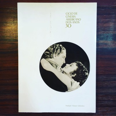 Capa branca com título e fotografia a preto e branco de casal abraçado num círculo.